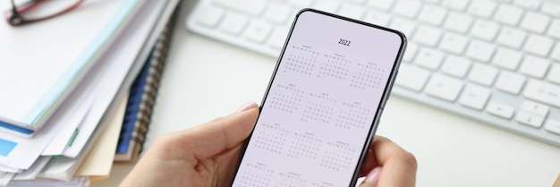 Primo piano del dispositivo smartphone con il calendario sullo schermo che pianifica vacanze o riunioni