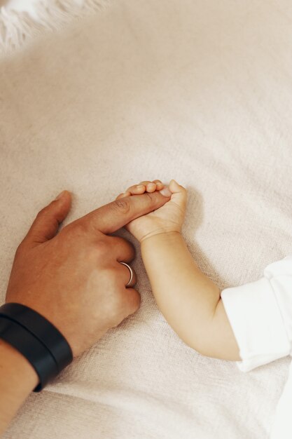 Primo piano del dito di un uomo della tenuta del bambino