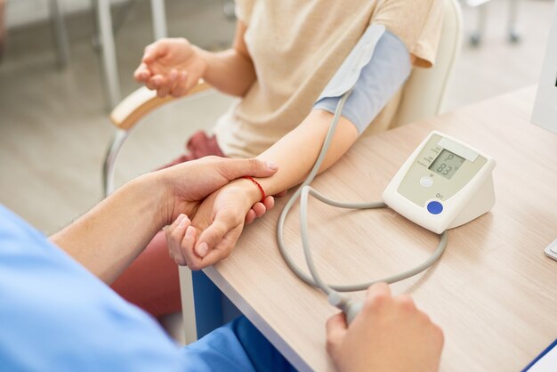 Primo piano del dottore Measuring Blood Pressure