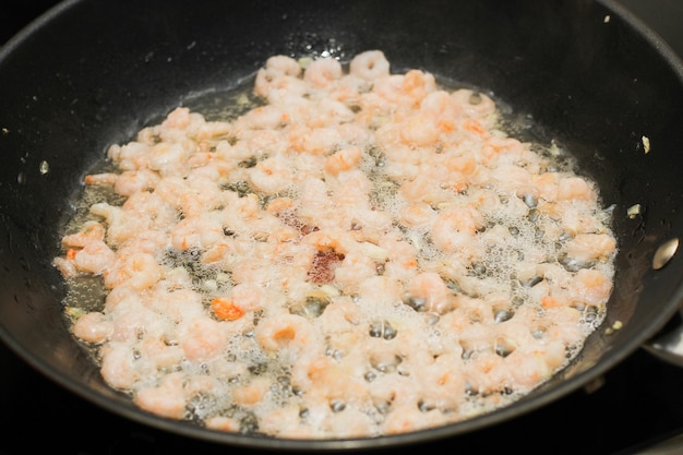 Primo piano del gambero bollito sgusciato sbucciato che è fritto