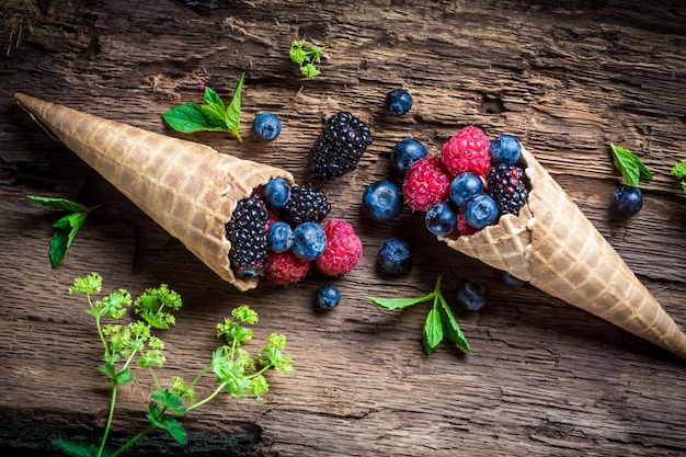 Primo piano del gelato ai frutti di bosco freschi in cialde