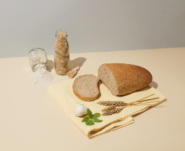 Primo piano del grano tenero e della farina integrale sul tavolo Concetto di vita sana