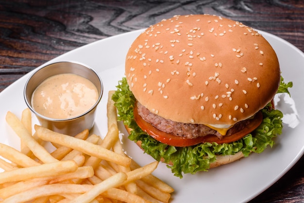 Primo piano del gustoso hamburger fatto in casa su un tavolo scuro