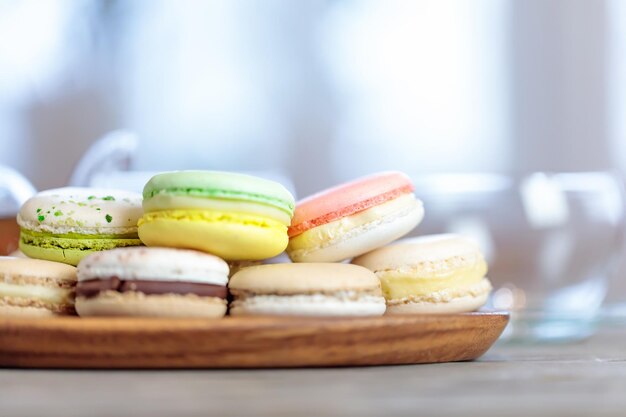 Primo piano del macaron colorato (amaretto) sul tavolo con tè caldo