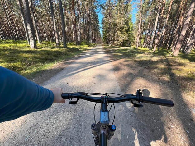 Primo piano del manubrio della bici POV Concetto di andare in bicicletta all'aperto