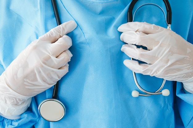 Primo piano del medico che tiene lo stetoscopio.