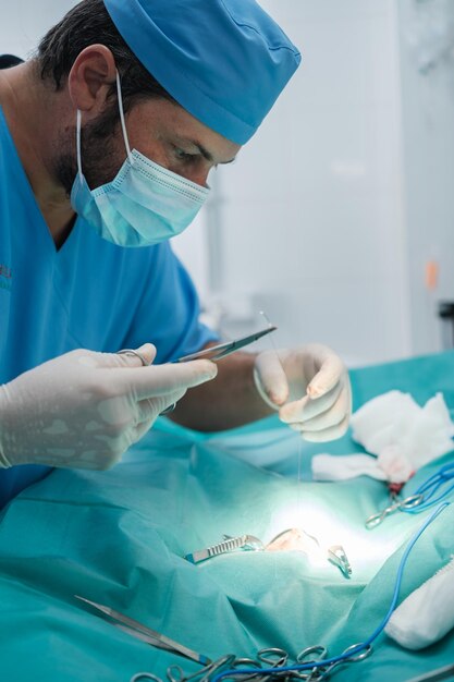 Primo piano del medico in una procedura chirurgica che cucina l'incisione Sala operatoria dell'ospedale Concept