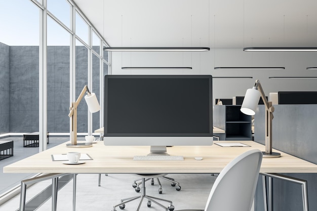 Primo piano del monitor vuoto del computer sul desktop dell'ufficio in legno in interni moderni Rendering 3D del concetto di posto di lavoro