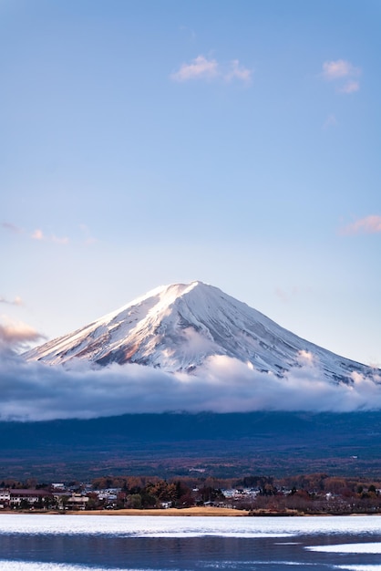 Primo piano del monte fuji dal lato del lago kawaguchi, vista del monte Fuji dal lago