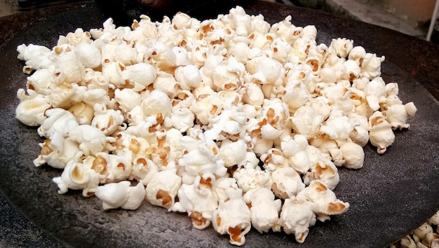 Primo piano del mucchio del popcorn in un mercato pubblico in India