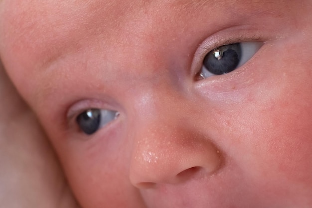 Primo piano del neonato con gli occhi azzurri.