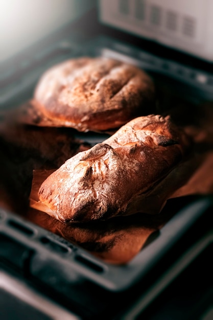 Primo piano del pane sulla teglia