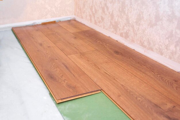 Primo piano del pannello del pavimento in parquet Lavori di riparazione nell'appartamento Concetto di riparazione