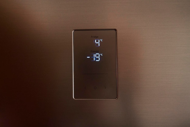 Primo piano del pannello della temperatura anteriore di un frigorifero grigio