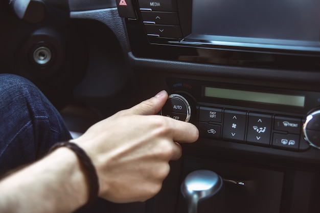 Primo piano del pannello di controllo dell'auto, primo piano