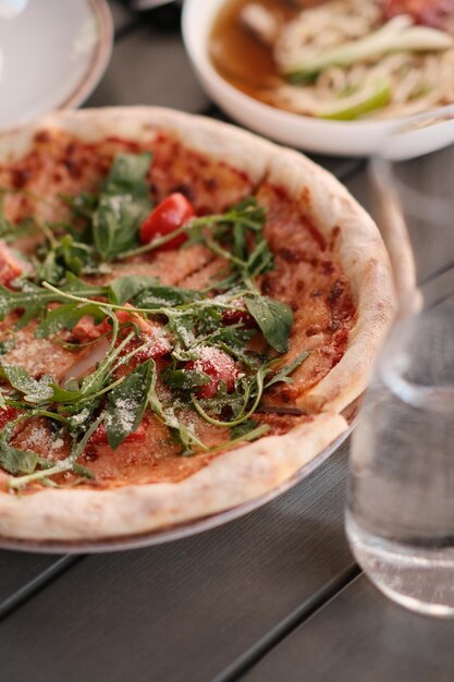 Primo piano del piatto sano della pizza margherita fatta in casa