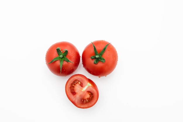 Primo piano del pomodoro bianco su sfondo bianco Cibo vegano sano Vista dall'alto del pomodoro