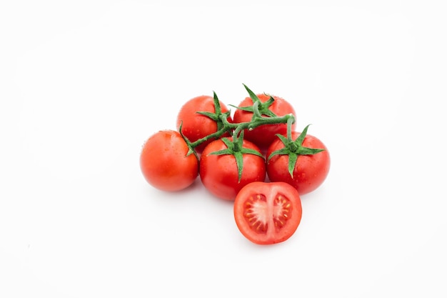 Primo piano del pomodoro bianco su sfondo bianco Cibo vegano sano Vista dall'alto del pomodoro