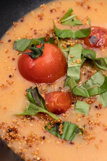 Primo piano del pomodoro ciliegino in una zuppa di pomodoro