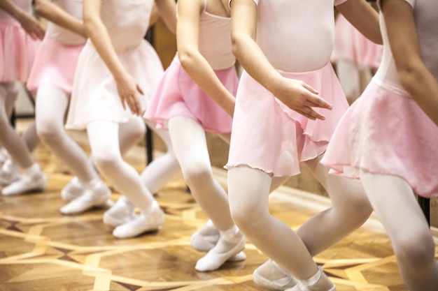 Primo piano del primo piano della ballerina delle donne di ballo del bambino di balletto