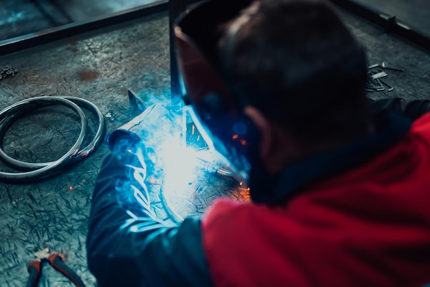 Primo piano del processo di saldatura dell'acciaio Lavoro nell'industria siderurgica pesante