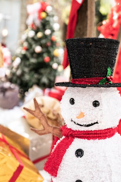 Primo piano del pupazzo di neve nel giardino di Natale