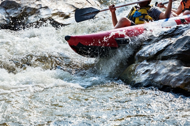 Primo piano del rafting sul fiume, sport estremo e divertente all&#39;attrazione turistica