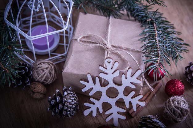 Primo piano del regalo di natale e della candela di natale