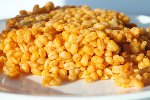 Primo piano del riso bulgur su un piatto