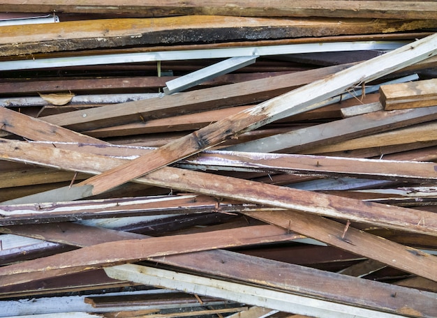 Primo piano del rottame di legno con l&#39;unghia.