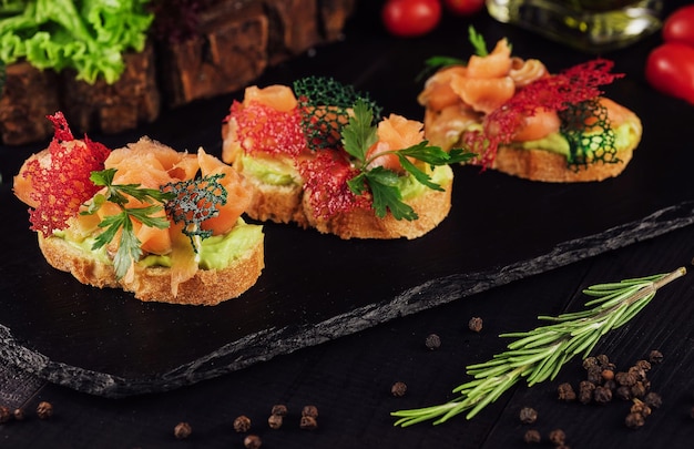 Primo piano del salmone fresco dell'avocado della bruschetta