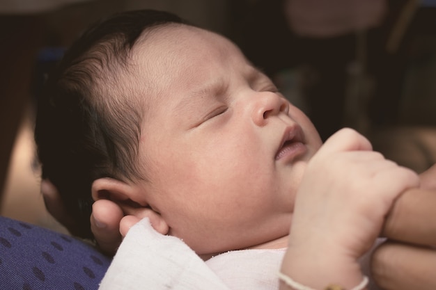 Primo piano del sonno neonato del fronte, annata