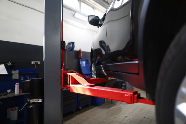 Primo piano del supporto pilastro rosso utilizzato per le automobili