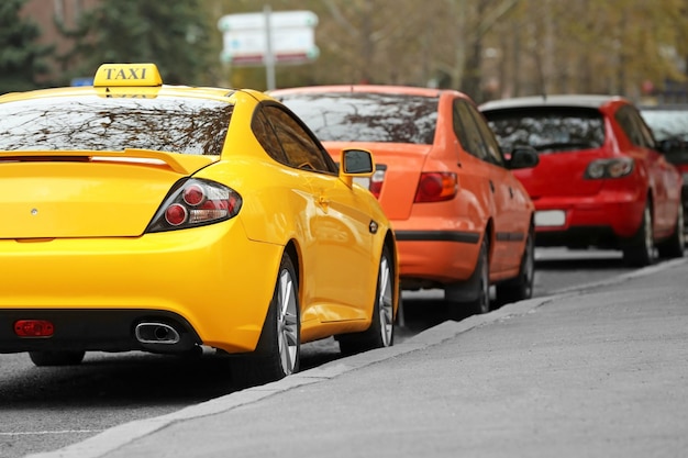 Primo piano del taxi giallo nel traffico