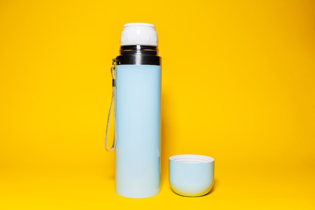 Primo piano del thermos blu con tappo giallo b