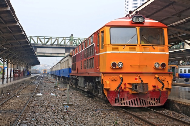 Primo piano del treno arancione rosso, locomotiva di Deisel,