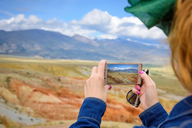 Primo piano del turista femminile spara incredibile fenomeno naturale sul suo smartphone.