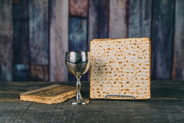 Primo piano del vino e del matzah di vetro di Passover.