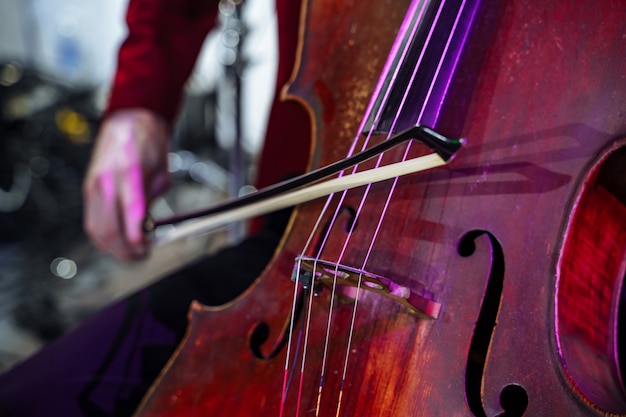 Primo piano del violoncello dello strumento musicale