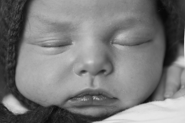 Primo piano del viso del neonato: occhi, naso, labbra. concetto di infanzia, assistenza sanitaria, fecondazione in vitro, igiene, ORL