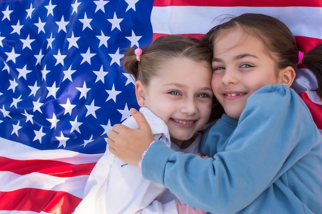 Primo piano del volto di due ragazze con la bandiera degli Stati Uniti. Stati Uniti d'America