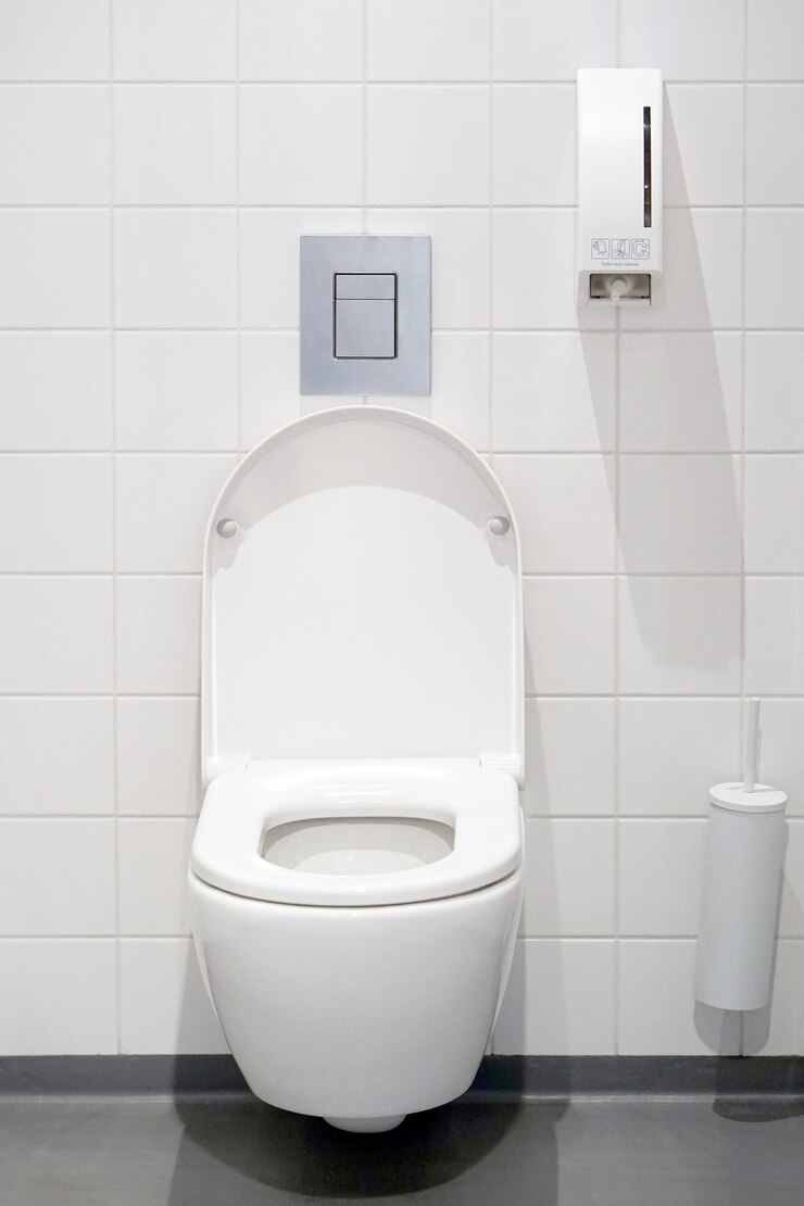 Foto primo piano del water. toilette bianca in bagno. toilette pubblica in aeroporto o ristorante, caffetteria.