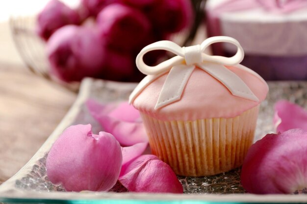 Primo piano delizioso dei petali di rose e della torta