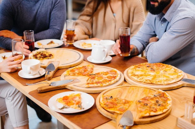 Primo piano delizioso della pizza in un caffè durante una cena amichevole.