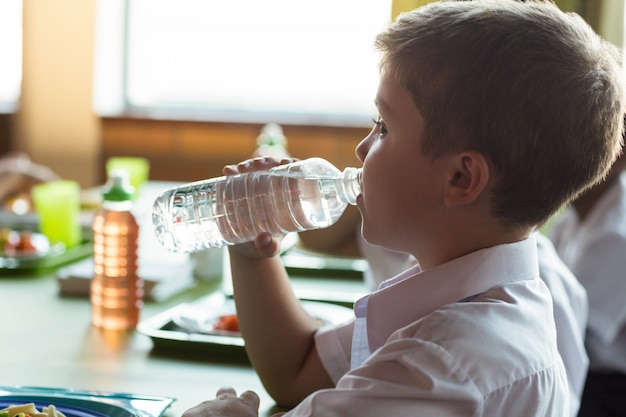 Primo piano dell'acqua potabile dello scolaro