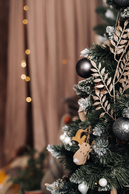 Primo piano dell'albero di Natale. Alla vigilia di Capodanno, un albero di Natale decorato innevato.