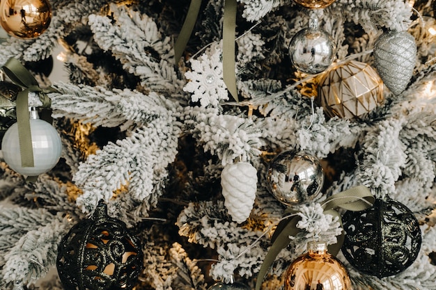 Primo piano dell'albero di Natale Alla vigilia di Capodanno un albero di Natale decorato innevato