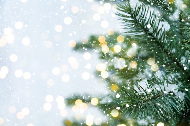 Primo piano dell'albero di Natale con luce, fiocco di neve. Sfondo di vacanze di Natale e Capodanno. tonalità di colore vintage.