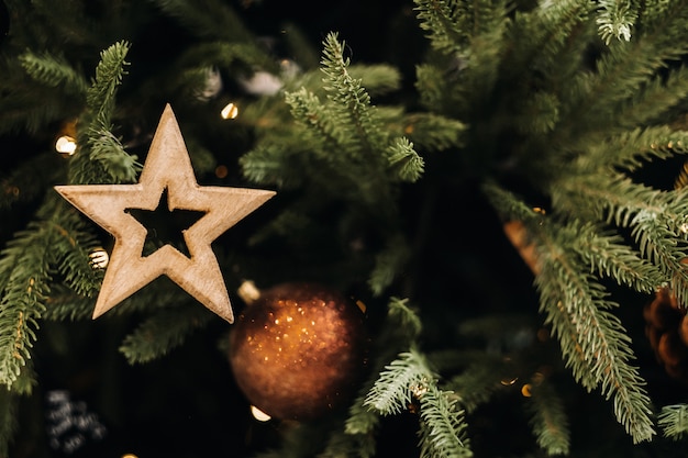 Primo piano dell'albero di Natale con una stella. L'albero di Natale è decorato a Capodanno