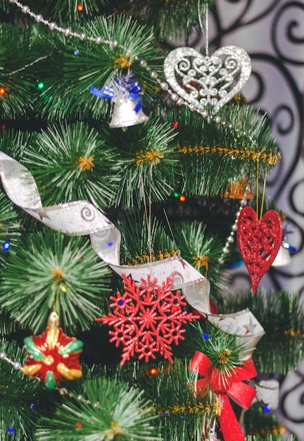 Primo piano dell'albero di Natale decorato per le vacanze